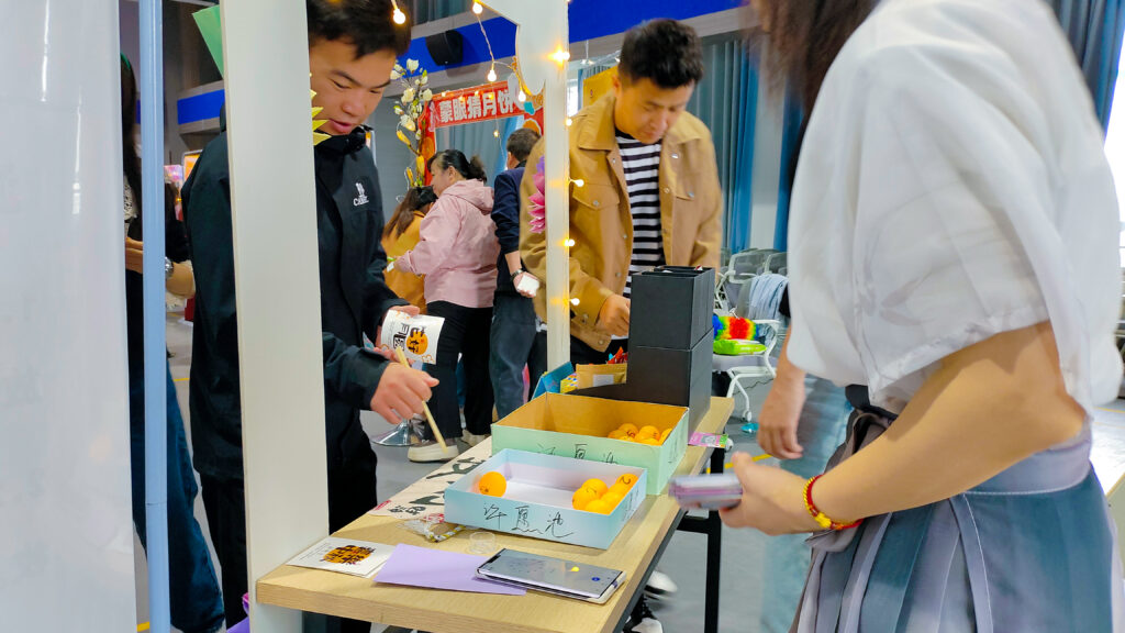 凯发K8天生赢家一触即发物流中秋游园会